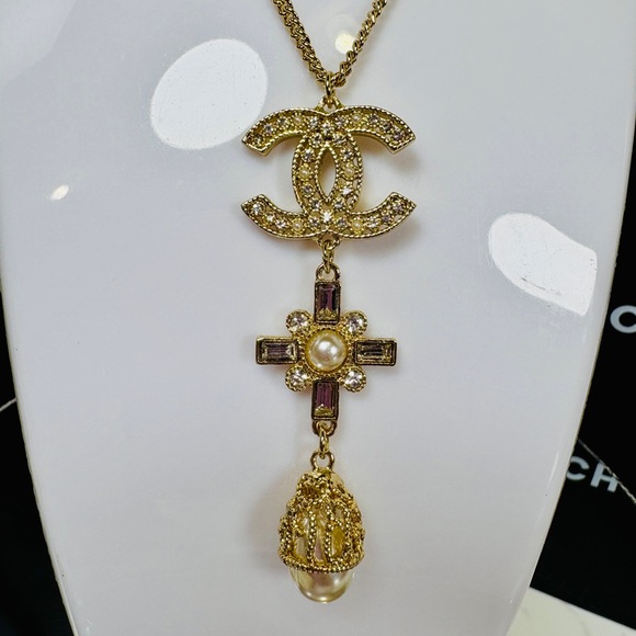 A-1FN-8: NECKLACE: Faux Pearls w/Monogram Encrusted Rhinestone Pendant, NWOT - Picture 3 of 11